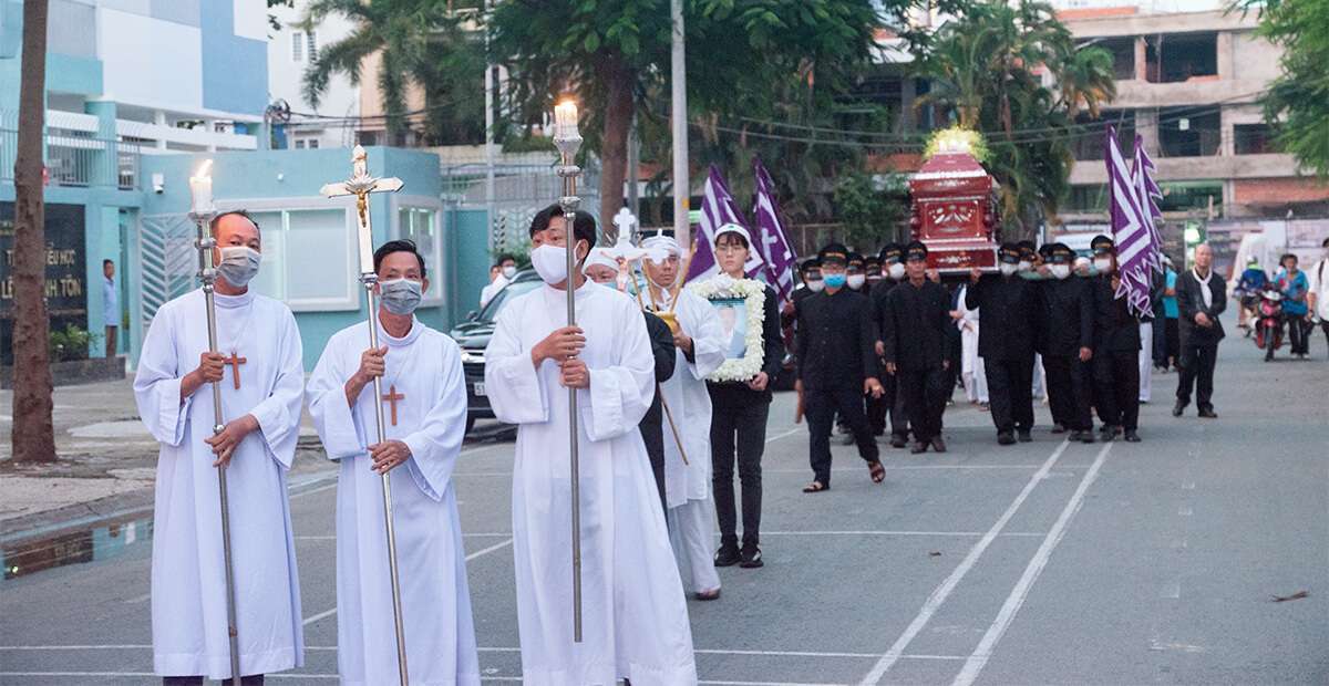 Khi di quan, động quan thì người cầm bát hương sẽ đi trước, tiếp theo là di ảnh của người mất, tiếp theo là quan tài và con cháu, sau cùng là bà con đi đưa.