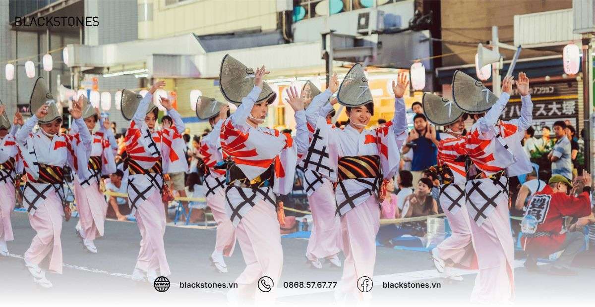 Vũ điệu Bon-Odori là một trong những nét đặc trưng của Obon trong ngày lễ Vu Lan tại Nhật Bản