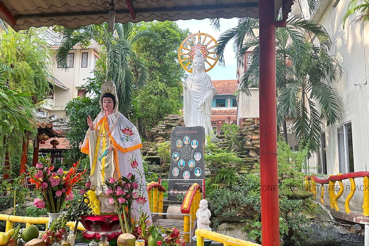 Không gian trang nghiêm chùa Pháp Vân